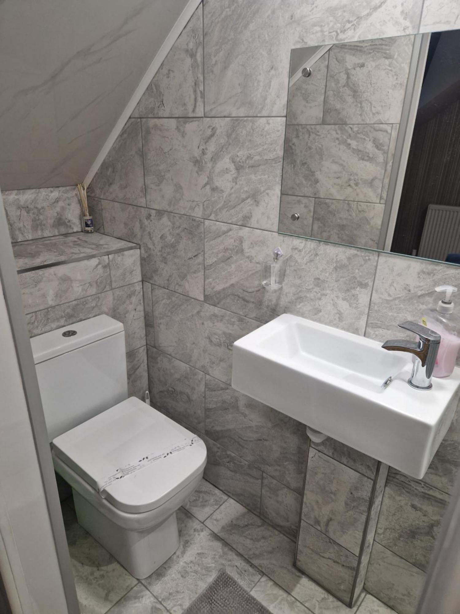 Highfields Living - Ensuite- Free Wifi- Free Local Parking