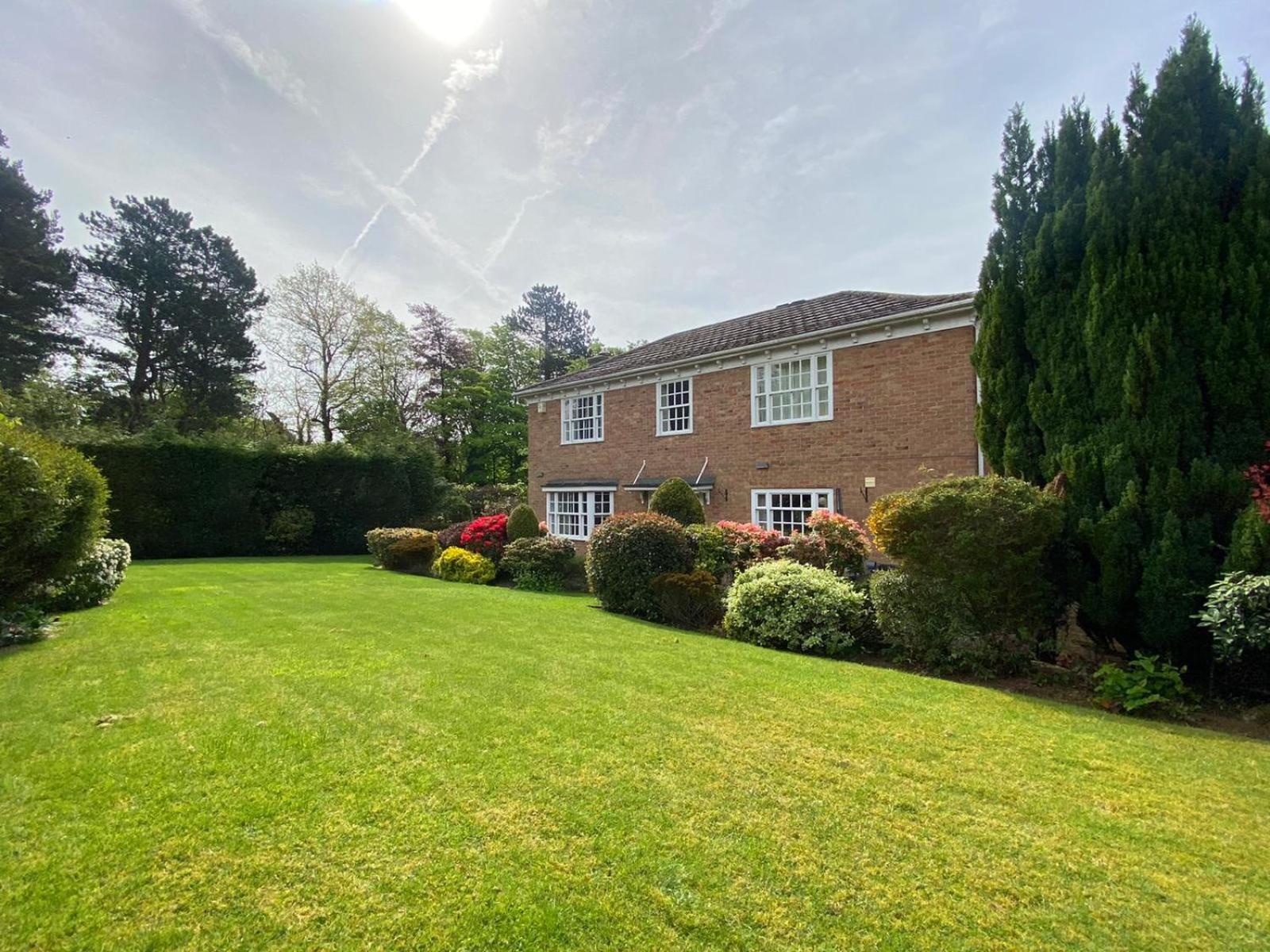 Spacious 4 Bedroom House With Garden And Parking Holiday home Sheffield