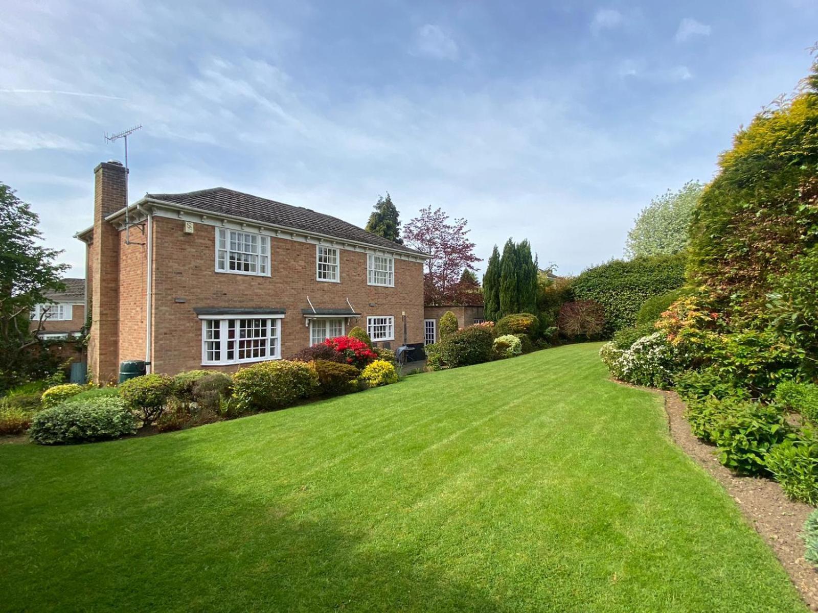 Spacious 4 Bedroom House With Garden And Parking *