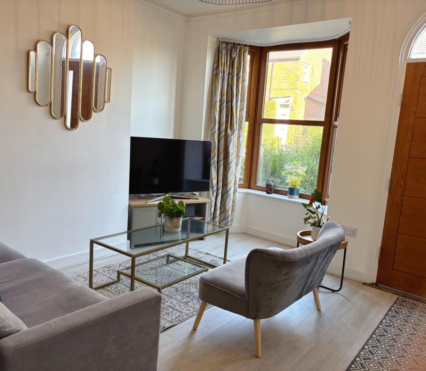 3-bedroom House With Free Street Parking Holiday home *
