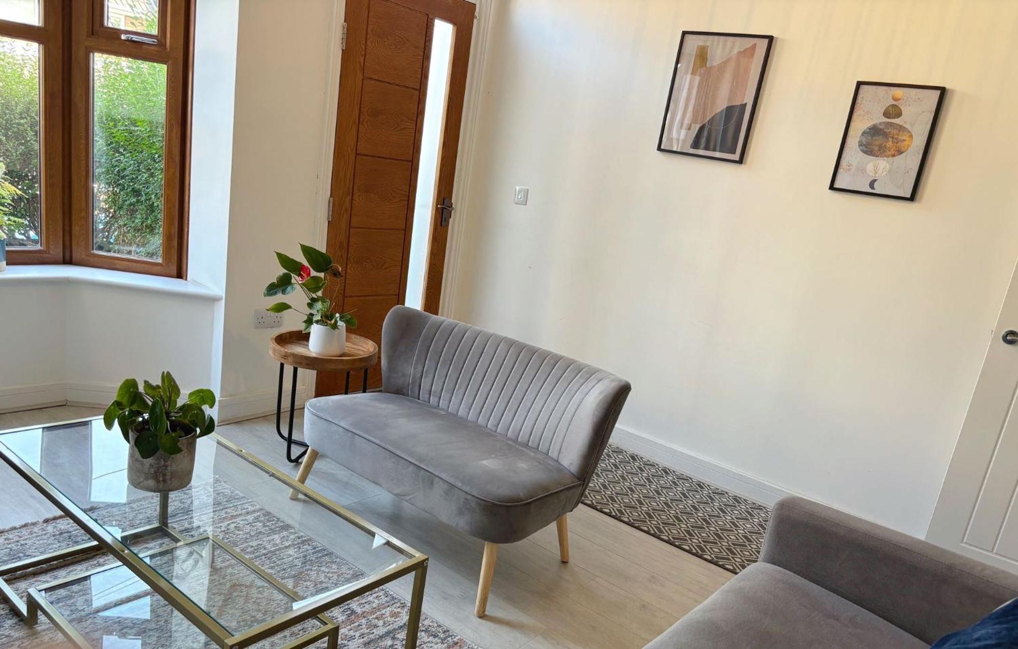 Holiday home 3-bedroom House With Free Street Parking *