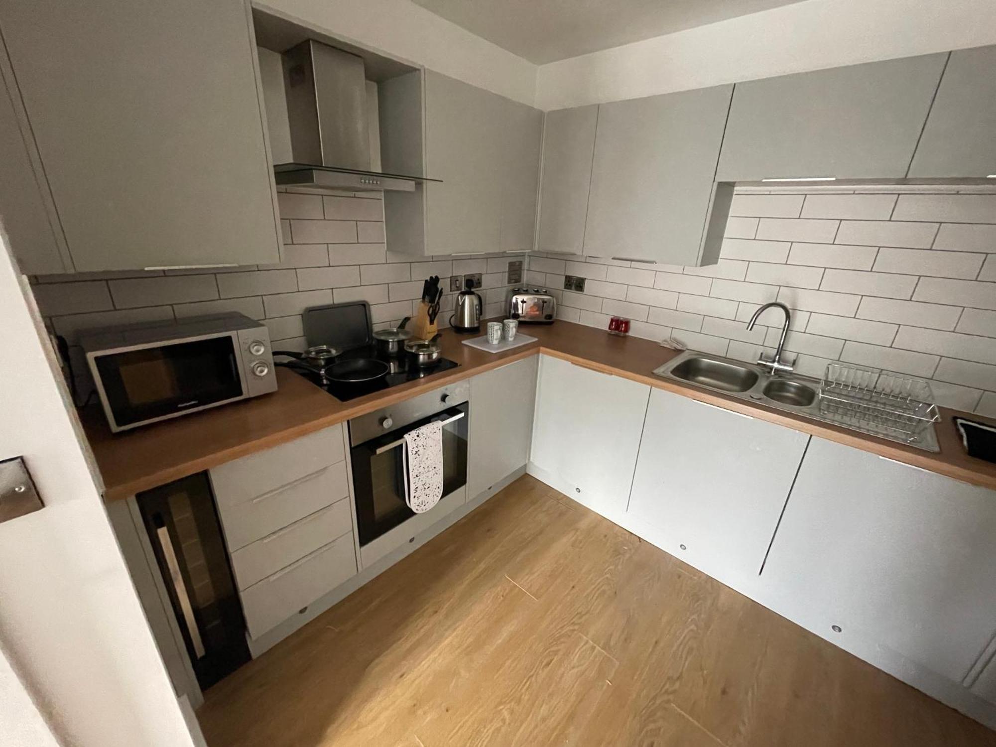 Stylish And Modern 2br With Parking Apartment *