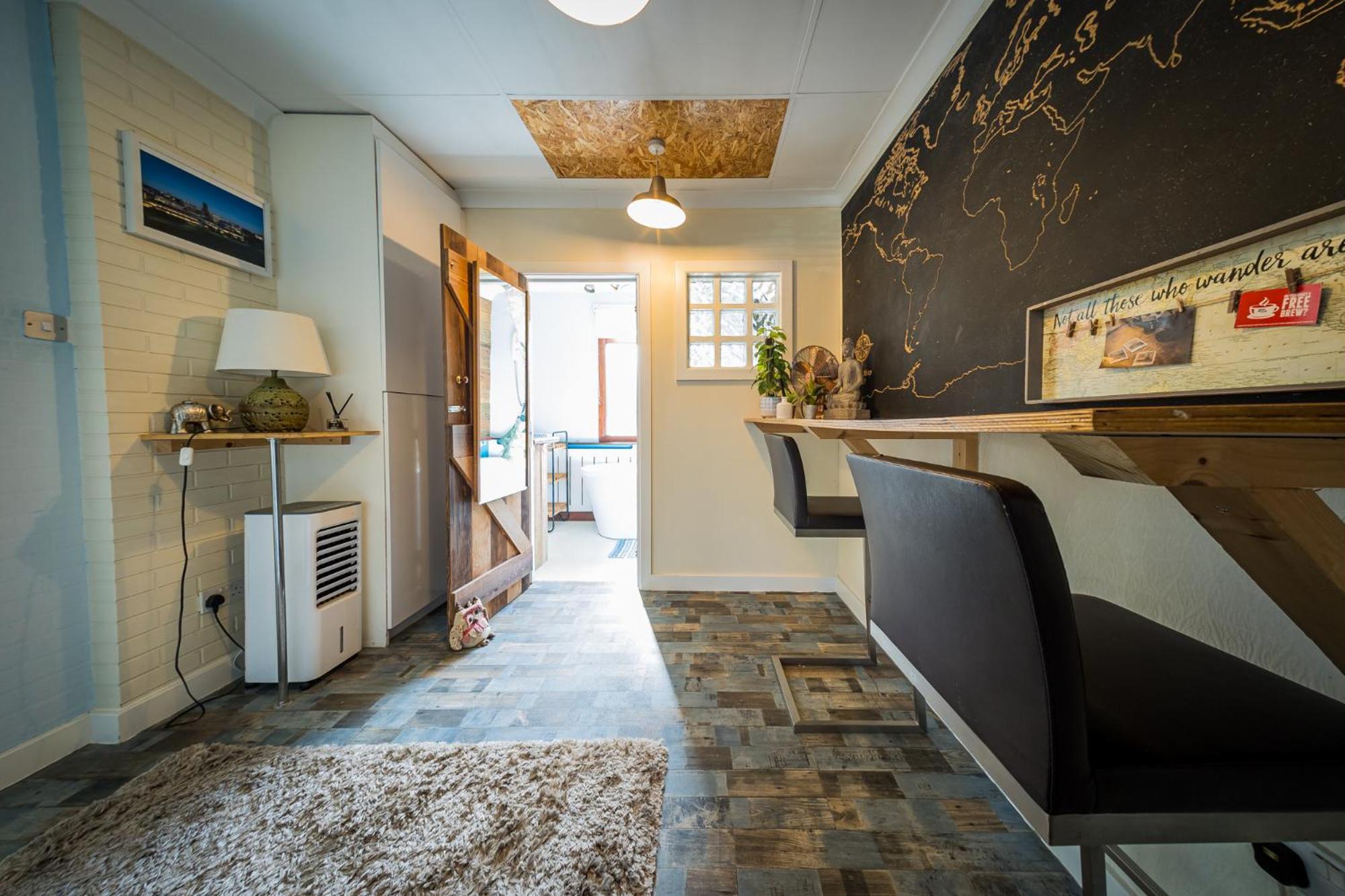 Apartment 2 Independant Boutique One Sleeps 2 The Other Sleeps 4, Meadowhall, Arena, Free Parking Sheffield