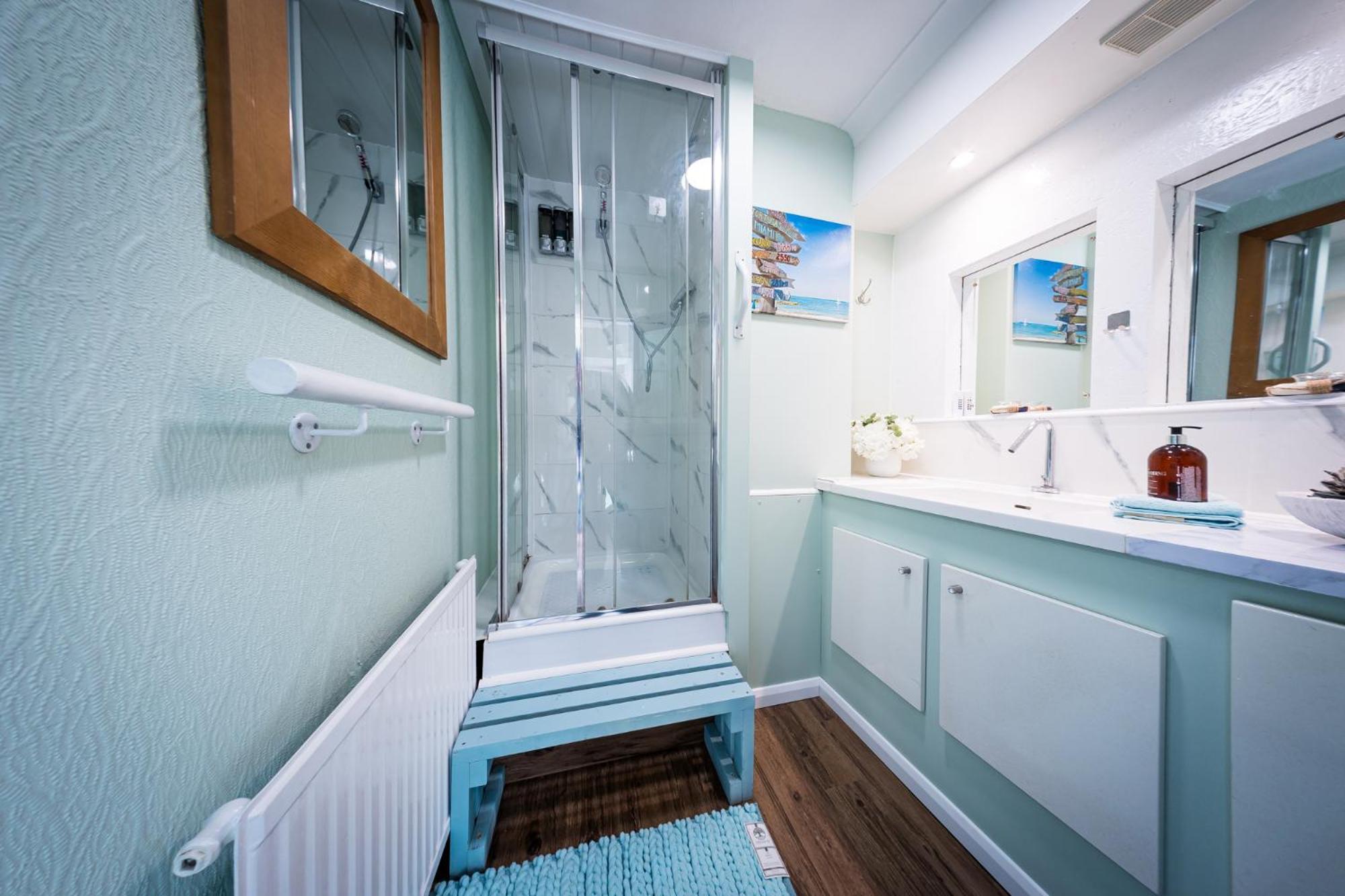 2 Independant Boutique One Sleeps 2 The Other Sleeps 4, Meadowhall, Arena, Free Parking Apartment Sheffield