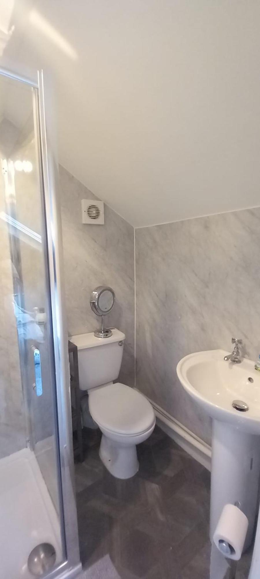 Serene Homes Sheffield, Private Ensuite Velux *