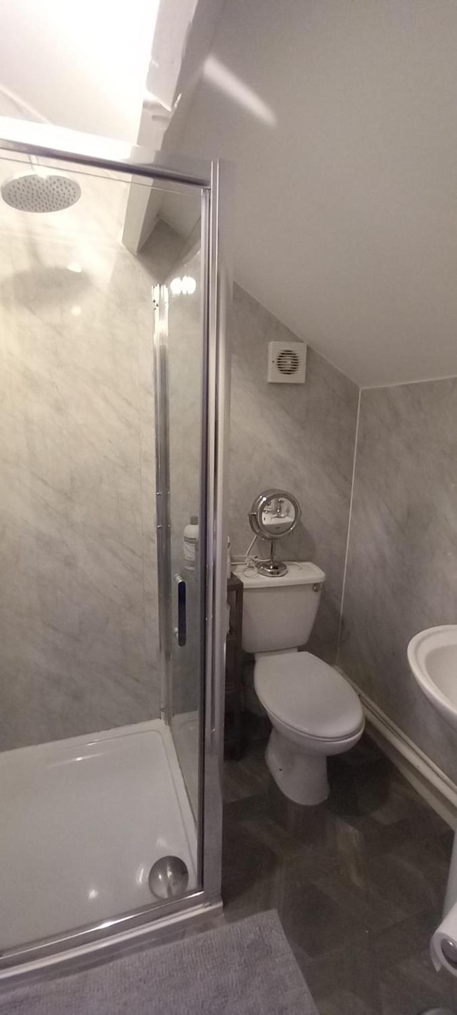 Serene Homes Sheffield, Private Ensuite Velux Homestay Sheffield