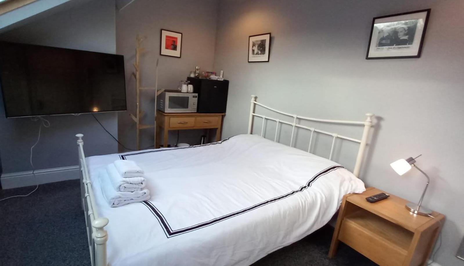 Homestay Serene Homes Sheffield, Private Ensuite Velux
