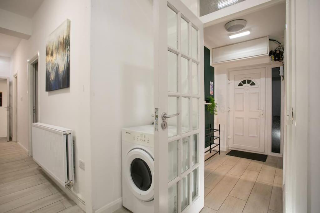 3 Bed Perfect For Contractors! Long Term Discount! *