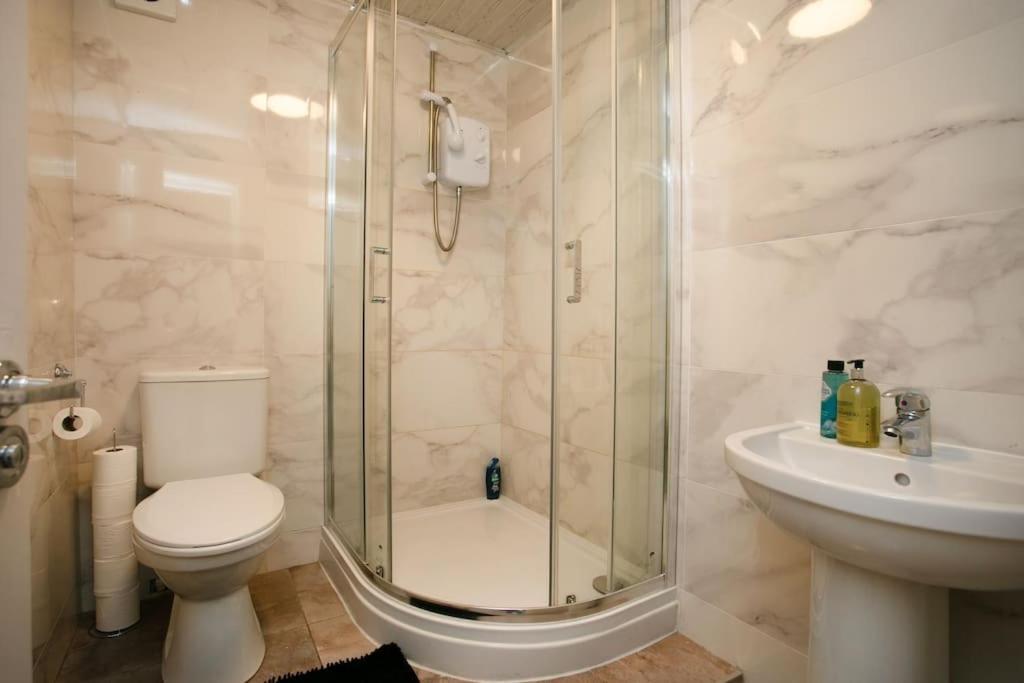 3 Bed Perfect For Contractors! Long Term Discount! Sheffield