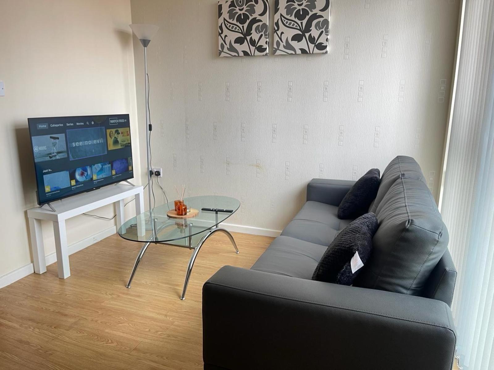 1 Bed Modern With Free Parking, Centre Apartment *