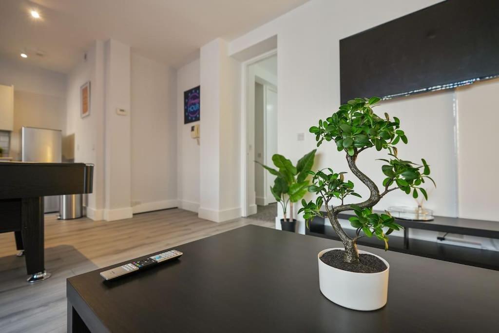 Apartment Modern 2 Bed Apt, 7ft Pool Table, Centre, Free Parking, Netflix - Hosted By Host Save *