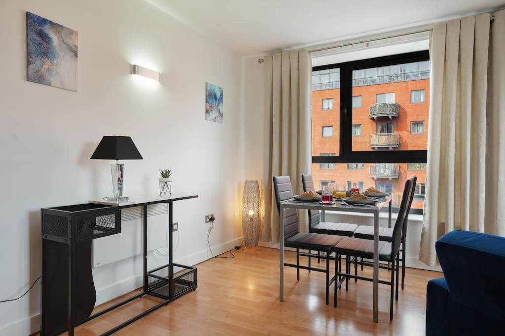 West One From With Secure Parking Apartment *