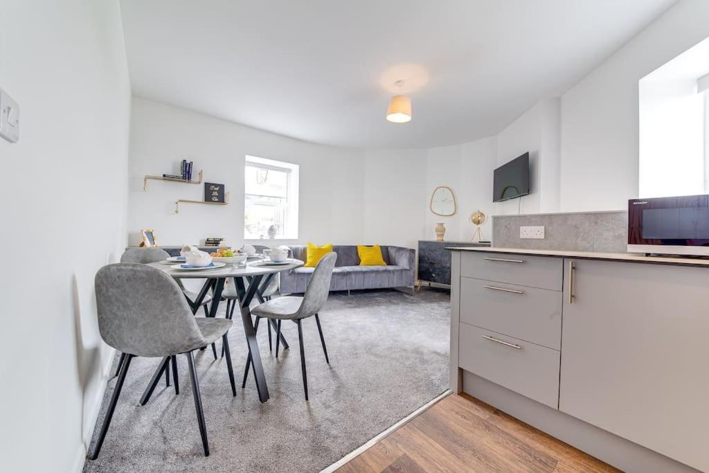 Immaculate Ground Floor Flat - Families Apartment *