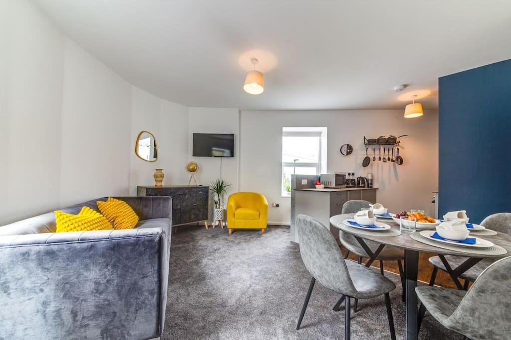 Immaculate Ground Floor Flat - Families