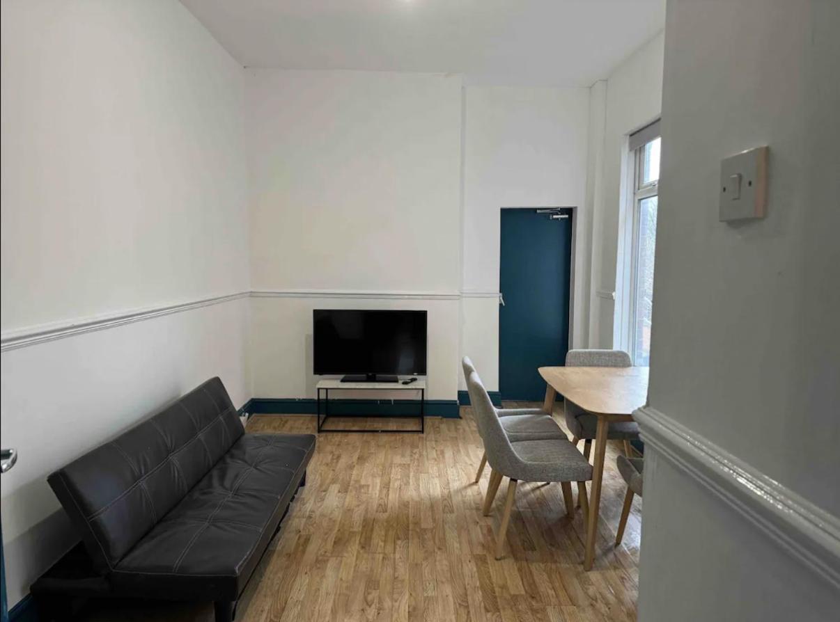 Comfortable In Shared Detached House - 2