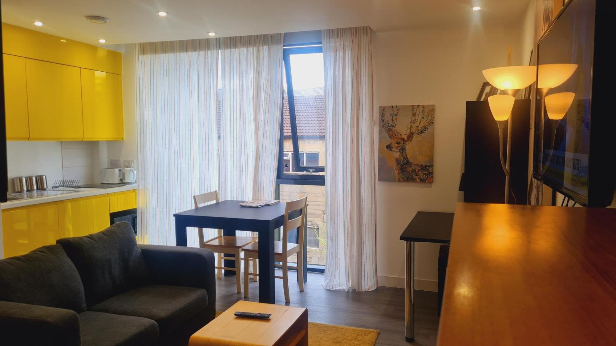 Compact Serviced Centre - Netflix, Wifi, Digital Tv *