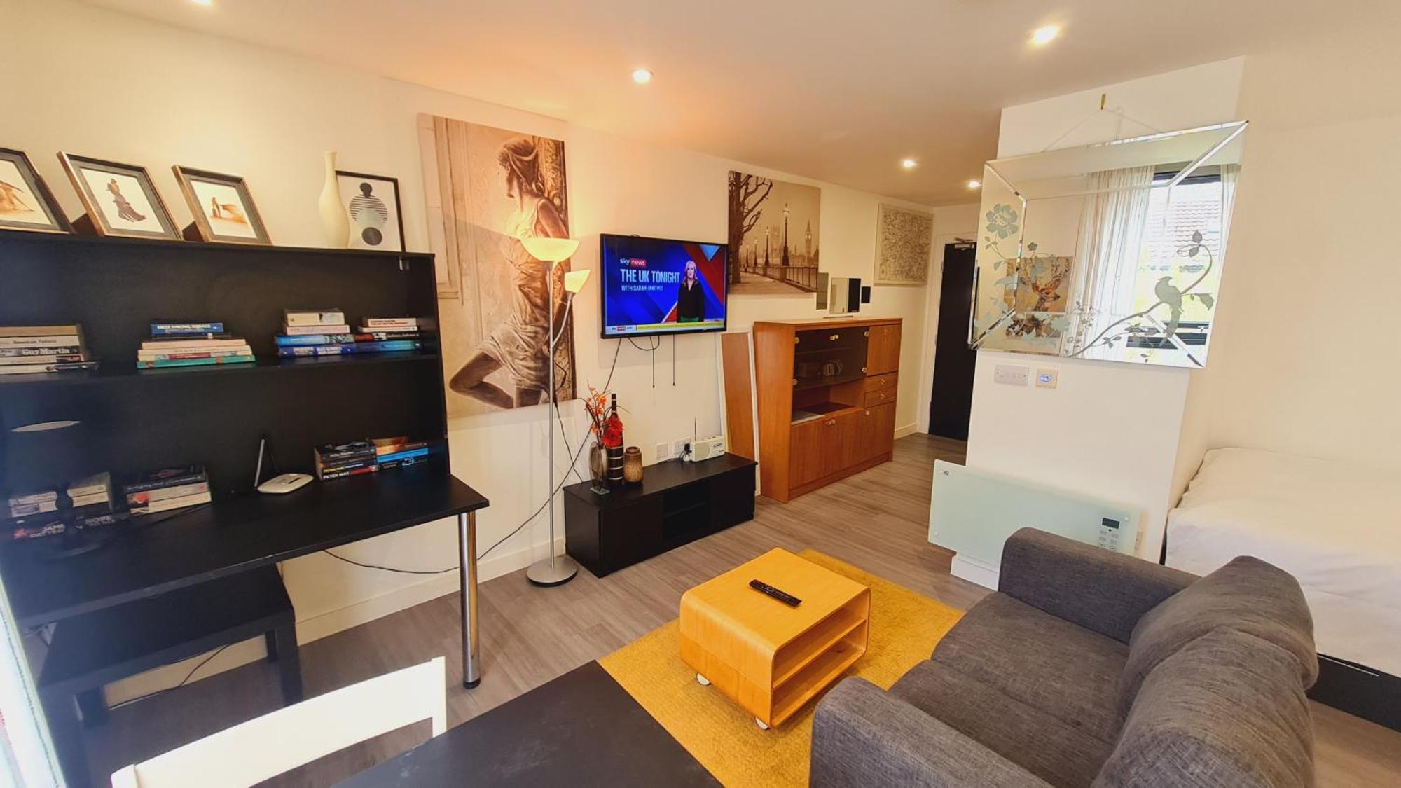 Apartment Compact Serviced Centre - Netflix, Wifi, Digital Tv *