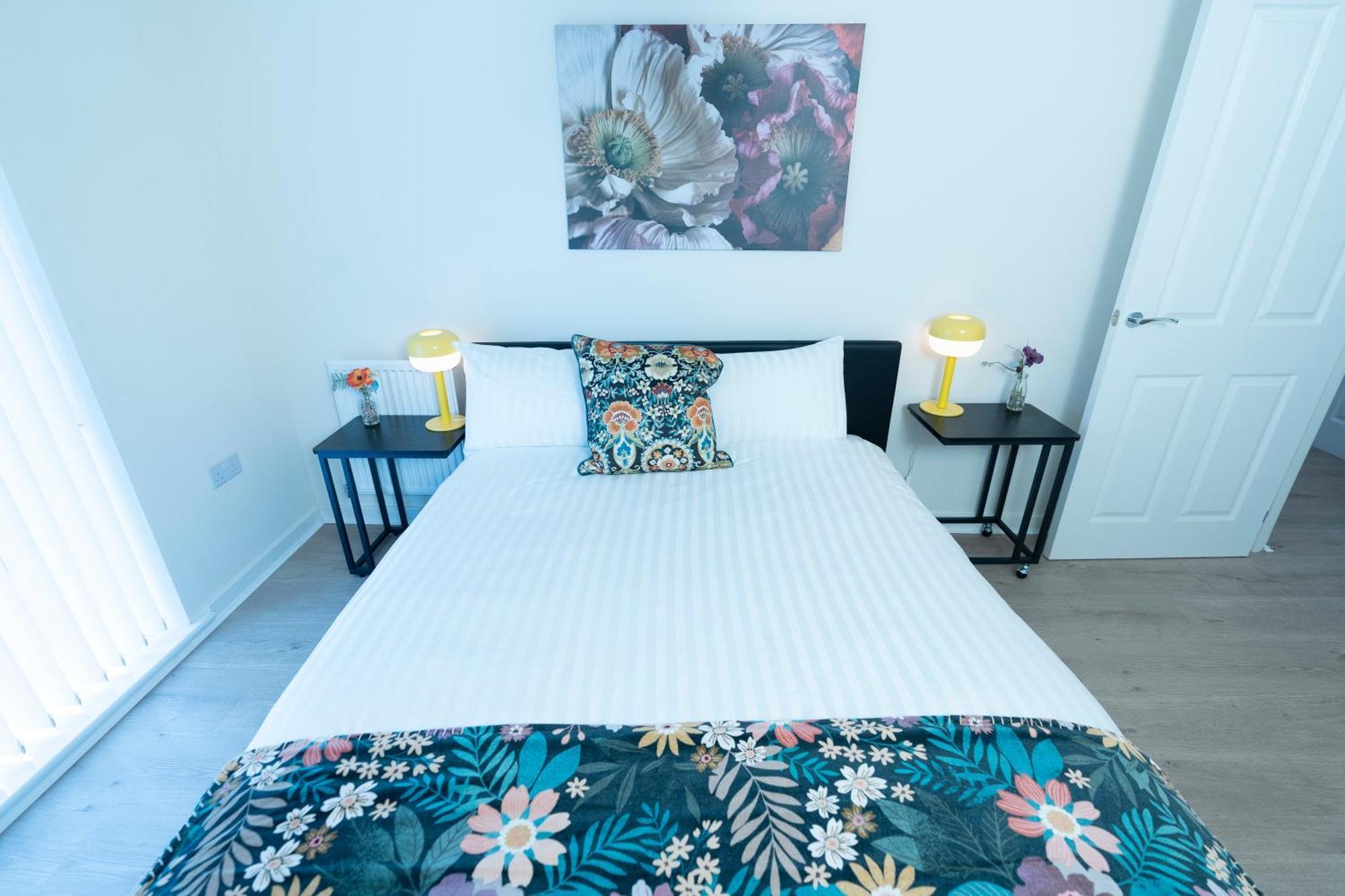 Luxury Ground Floor 2 Bedroom Free Wifi & Parking Apartment *