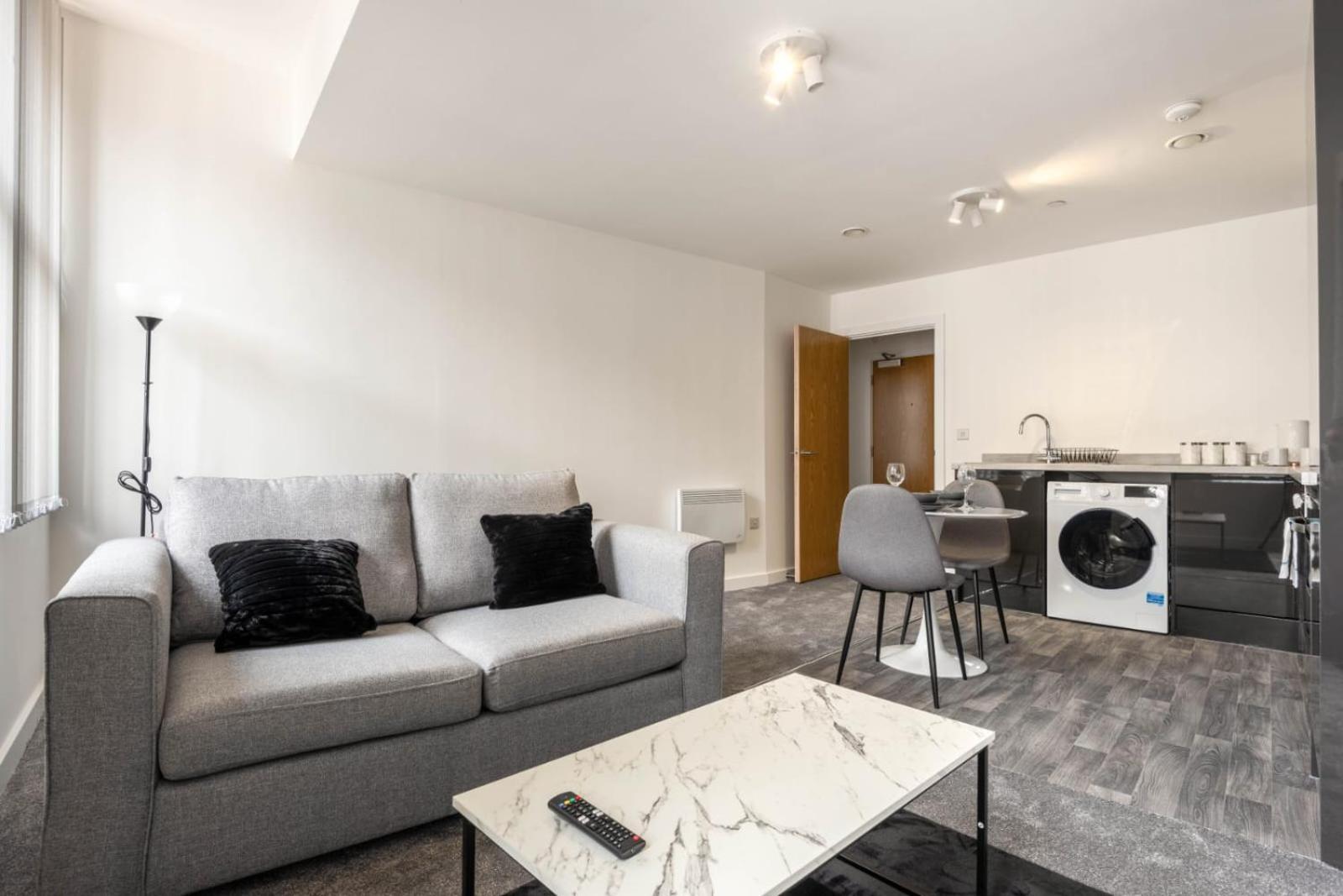 Bright 1 Bedroom In Apartment *