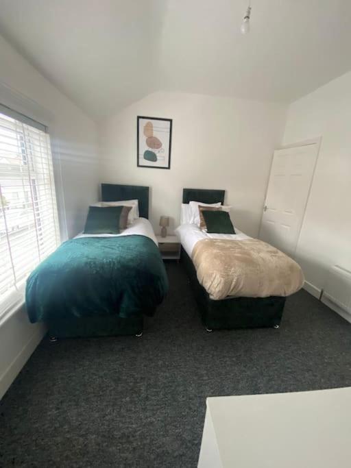 Holiday home 3-bed From Home, Sleeps 6, Great For Contractors, Close To Gulliver's Valley Theme Park, Free Parking, Hot Tub, Couple Retreat
