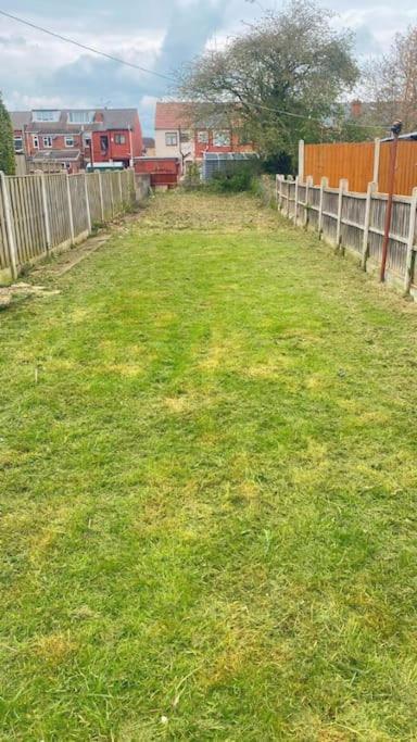 3-bed From Home, Sleeps 6, Great For Contractors, Close To Gulliver's Valley Theme Park, Free Parking, Hot Tub, Couple Retreat *