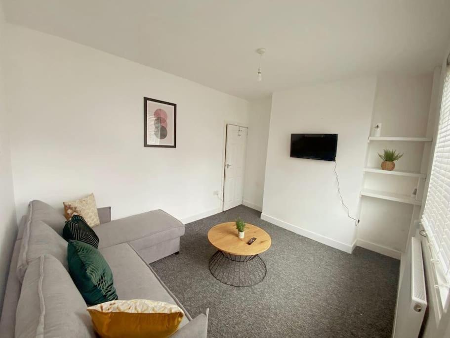 3-bed From Home, Sleeps 6, Great For Contractors, Close To Gulliver's Valley Theme Park, Free Parking, Hot Tub, Couple Retreat Holiday home