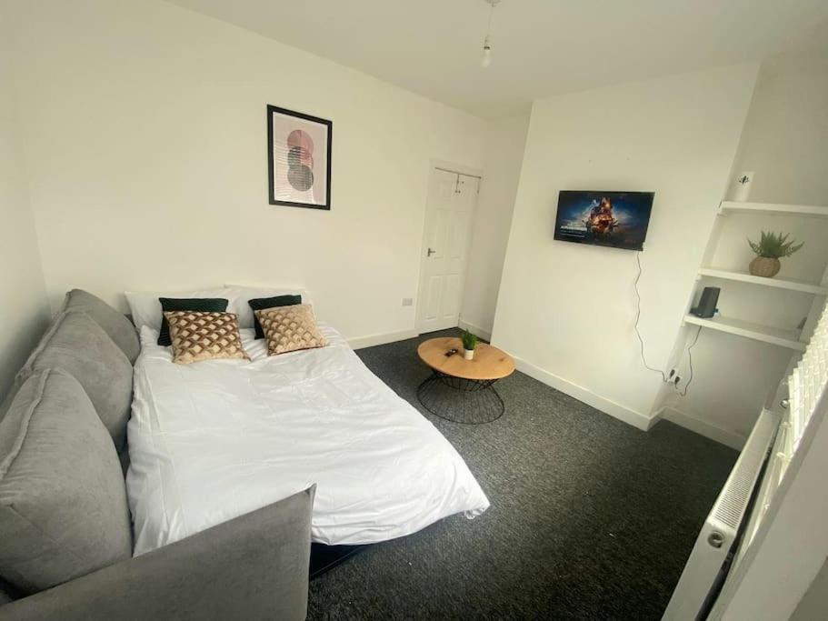 3-bed From Home, Sleeps 6, Great For Contractors, Close To Gulliver's Valley Theme Park, Free Parking, Hot Tub, Couple Retreat Sheffield
