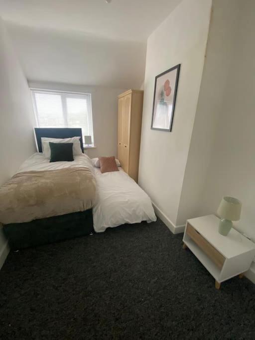 3-bed From Home, Sleeps 6, Great For Contractors, Close To Gulliver's Valley Theme Park, Free Parking, Hot Tub, Couple Retreat