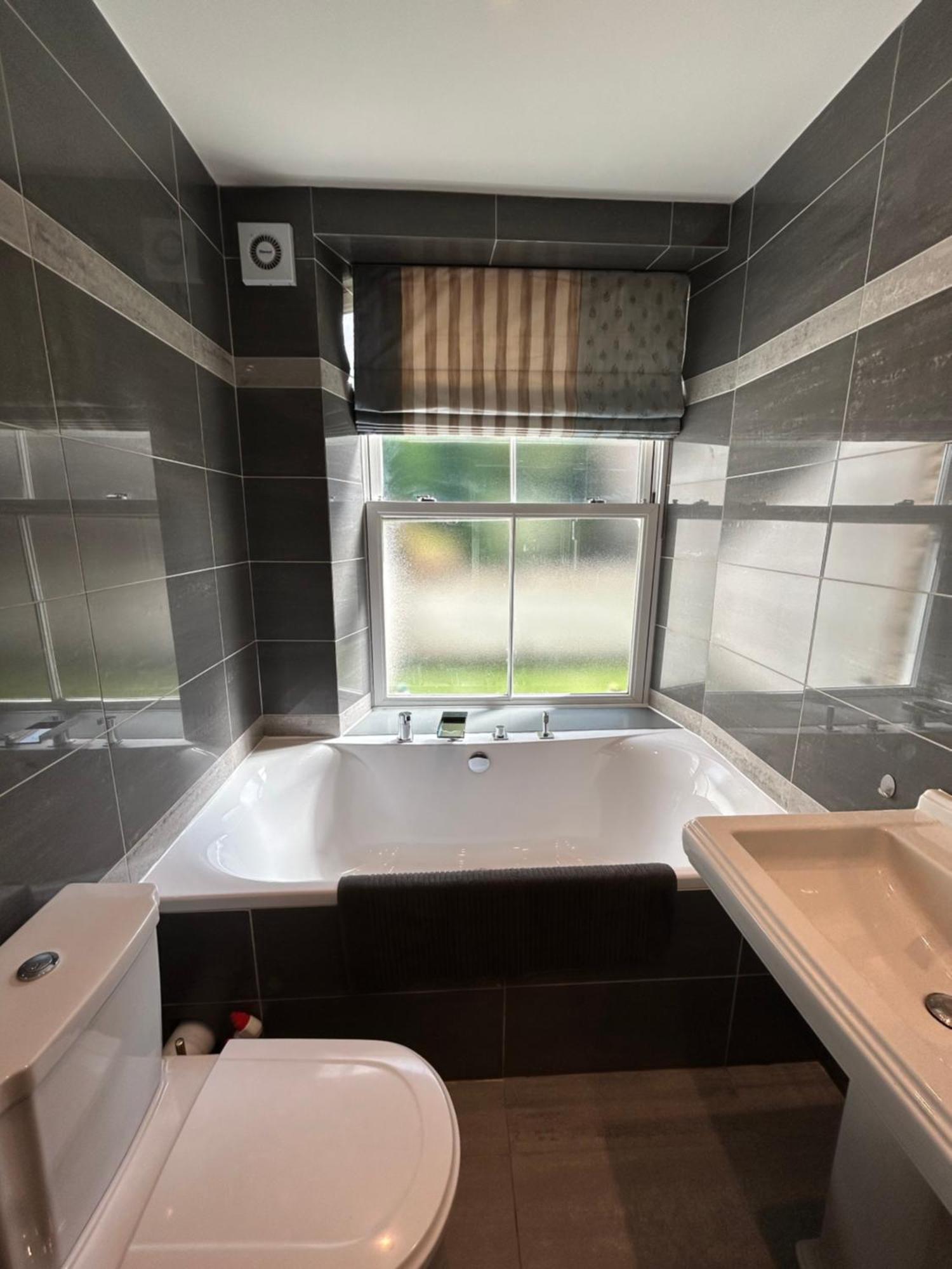 Luxury - Great Location Apartment