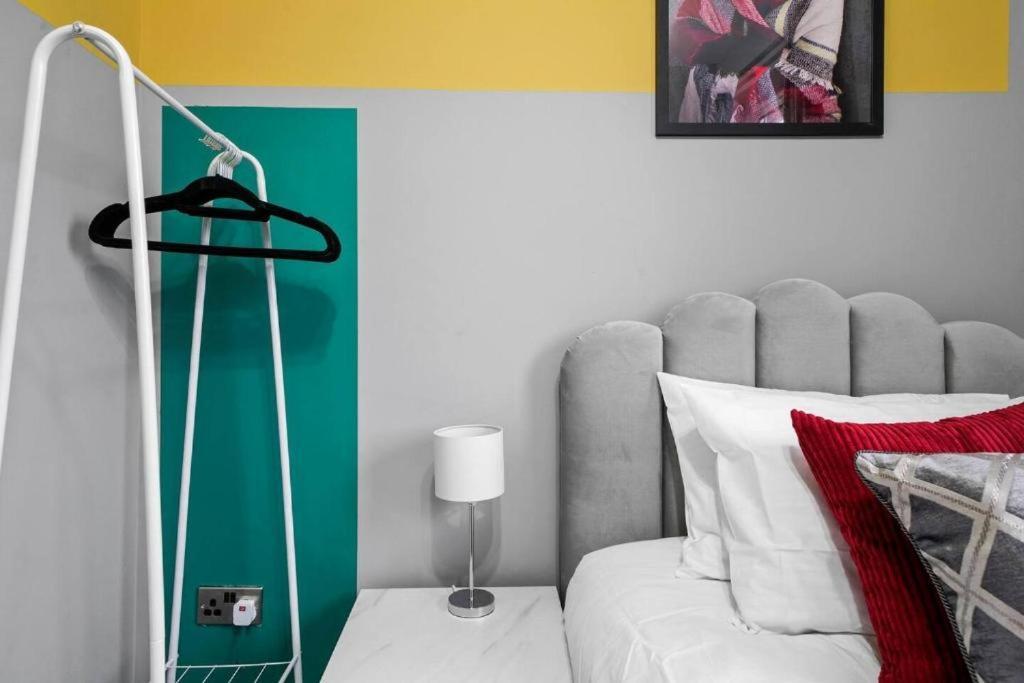 Stylish Abode - Parking - Sleeps 7 Casa de férias