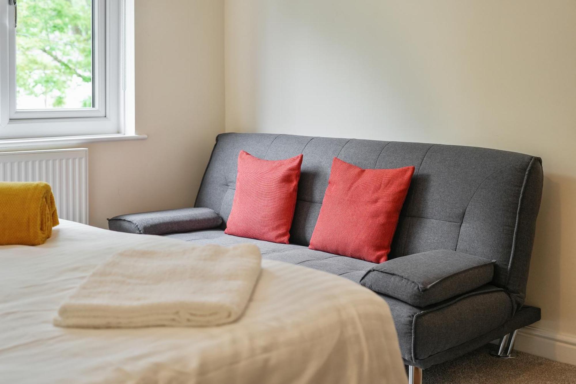 Guests Rated Exceptional 3 Bed House, Homely Comforts , Close To Amenities And Centre * Sheffield
