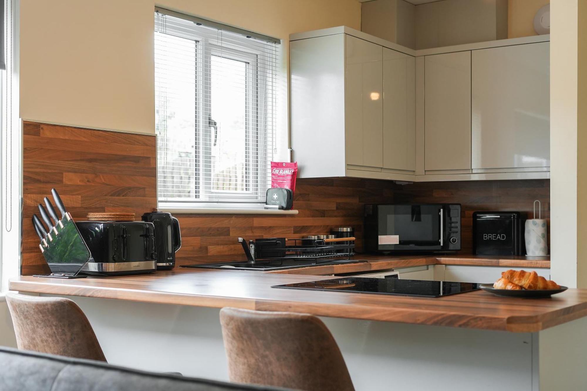 Guests Rated Exceptional 3 Bed House, Homely Comforts , Close To Amenities And Centre Apartment *