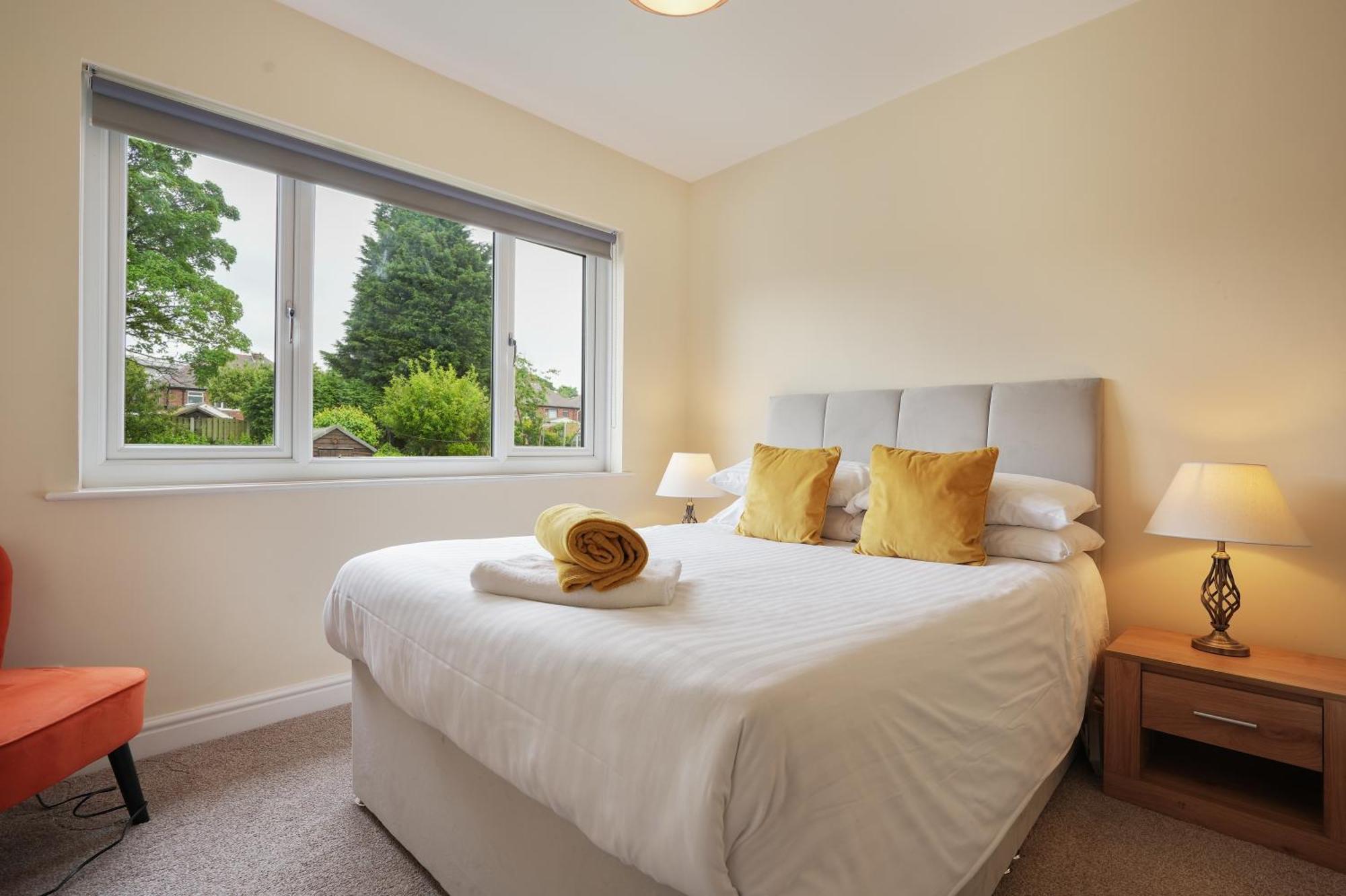 Guests Rated Exceptional 3 Bed House, Homely Comforts , Close To Amenities And Centre Apartment *