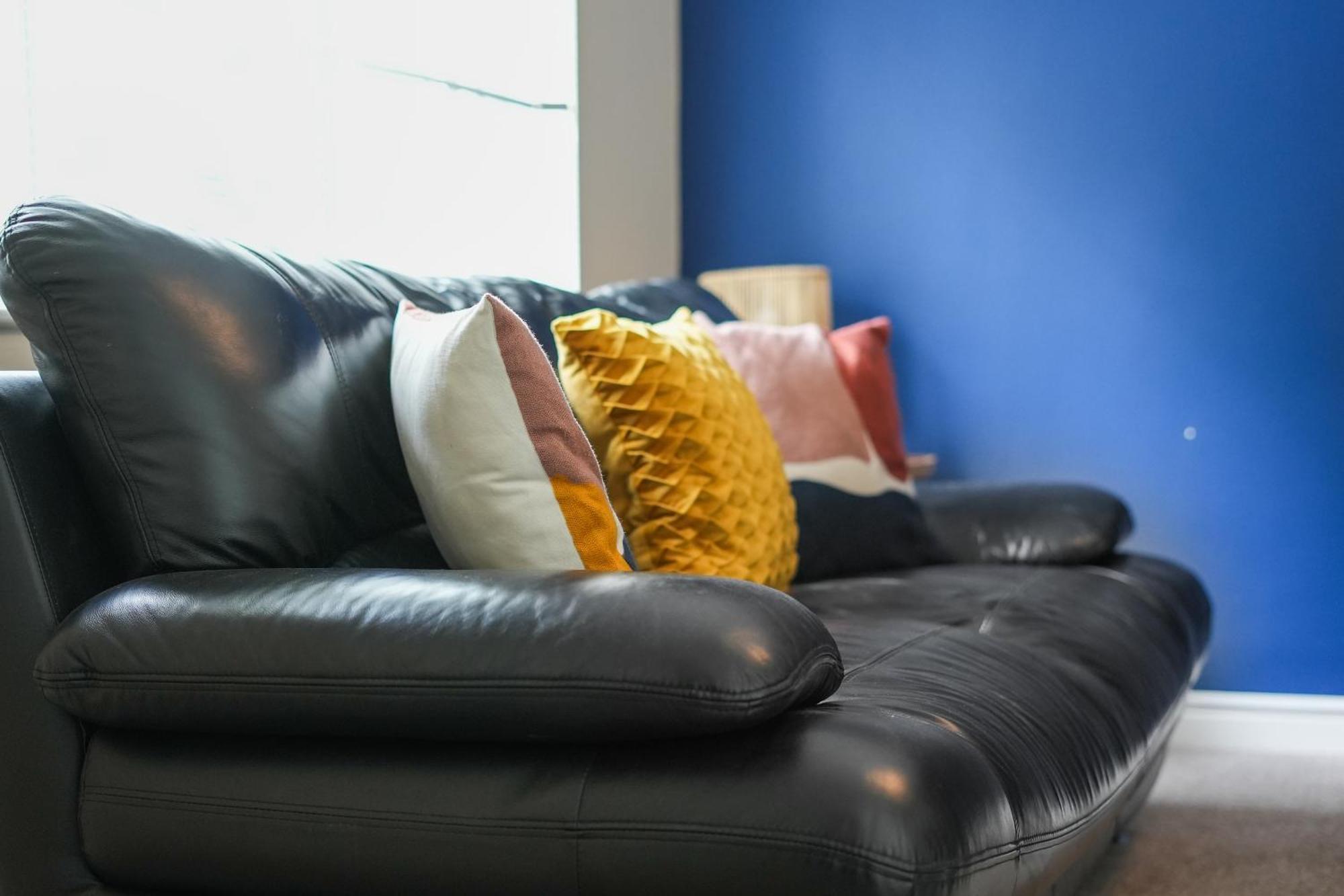 Guests Rated Exceptional 3 Bed House, Homely Comforts , Close To Amenities And Centre *