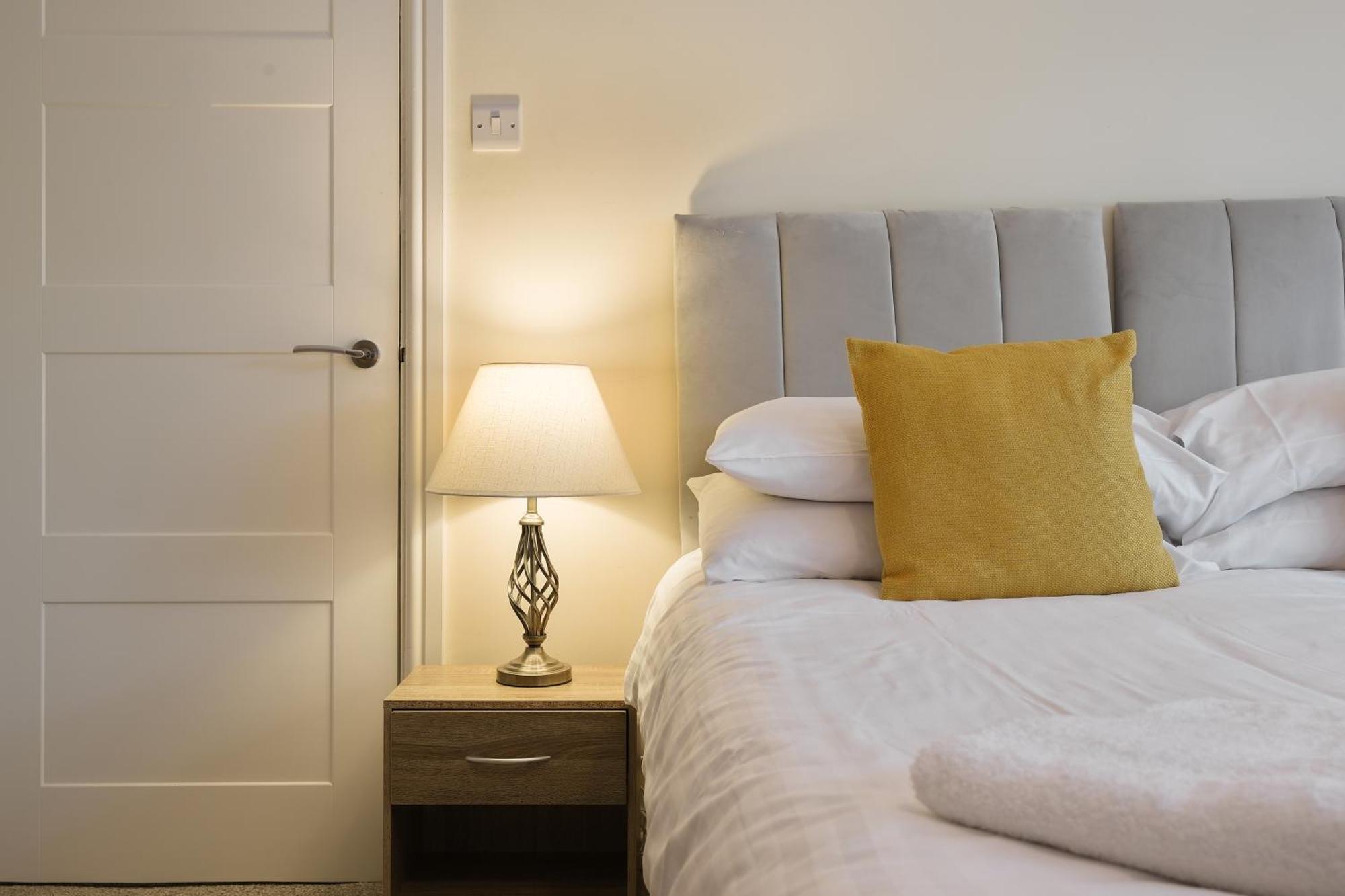 Guests Rated Exceptional 3 Bed House, Homely Comforts , Close To Amenities And Centre Apartment *