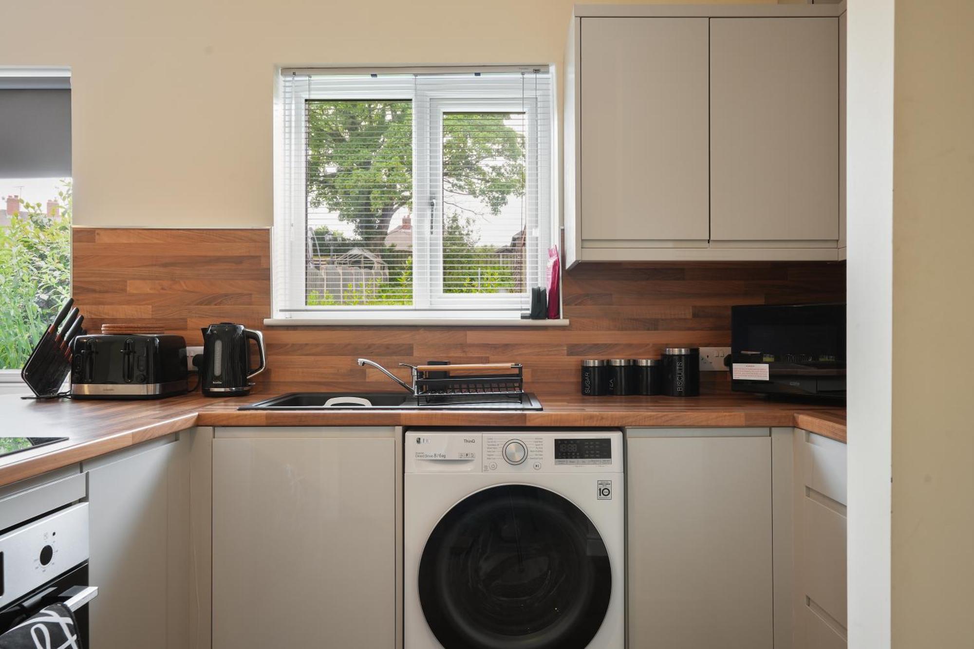 Guests Rated Exceptional 3 Bed House, Homely Comforts , Close To Amenities And Centre Apartment *