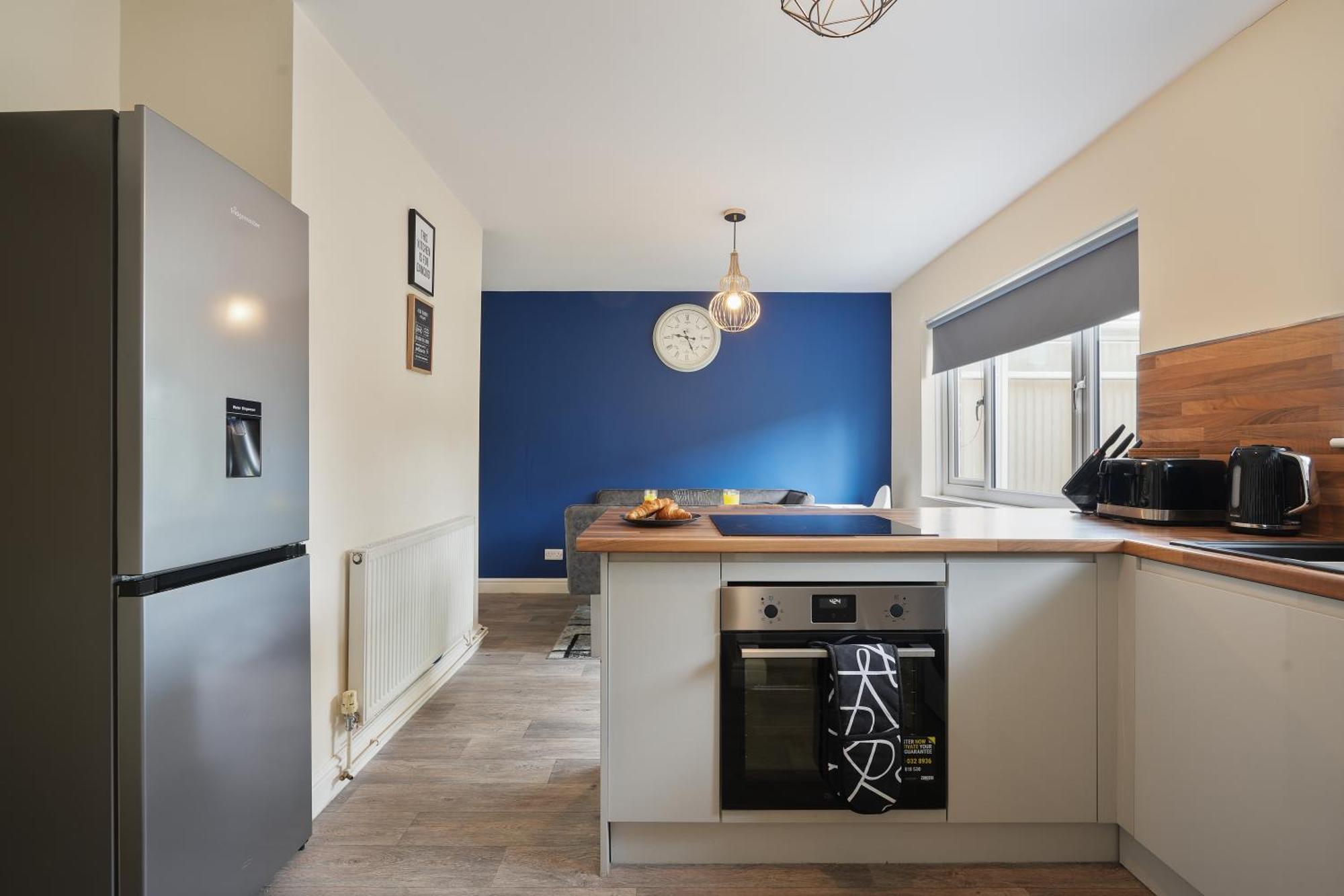 Guests Rated Exceptional 3 Bed House, Homely Comforts , Close To Amenities And Centre Apartment