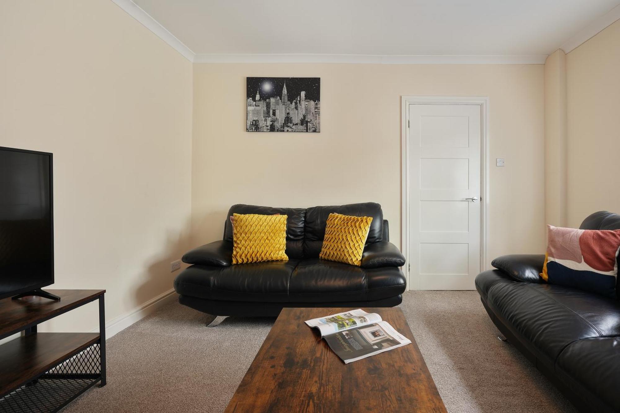 Guests Rated Exceptional 3 Bed House, Homely Comforts , Close To Amenities And Centre Apartment