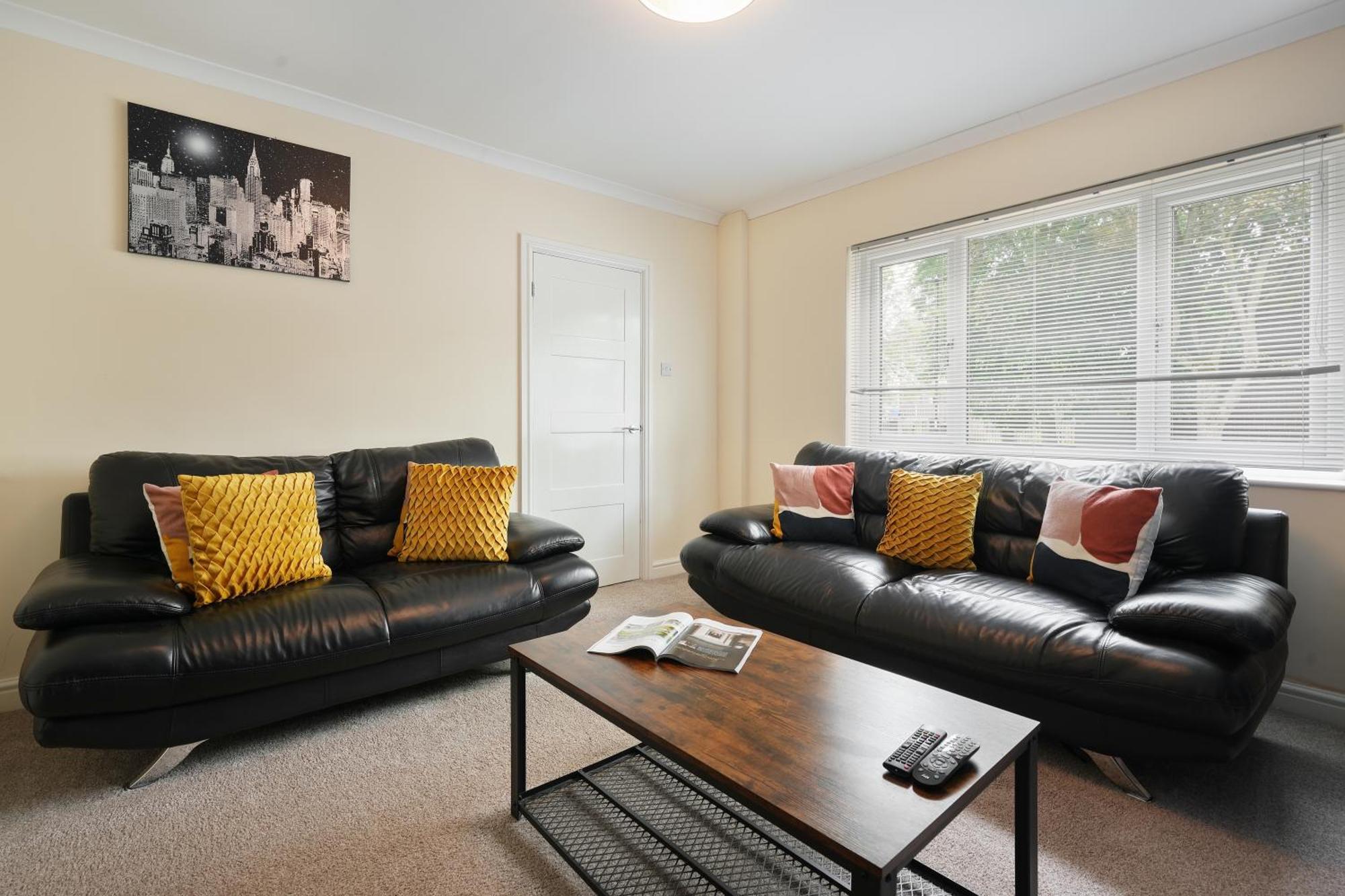 Guests Rated Exceptional 3 Bed House, Homely Comforts , Close To Amenities And Centre Apartment *