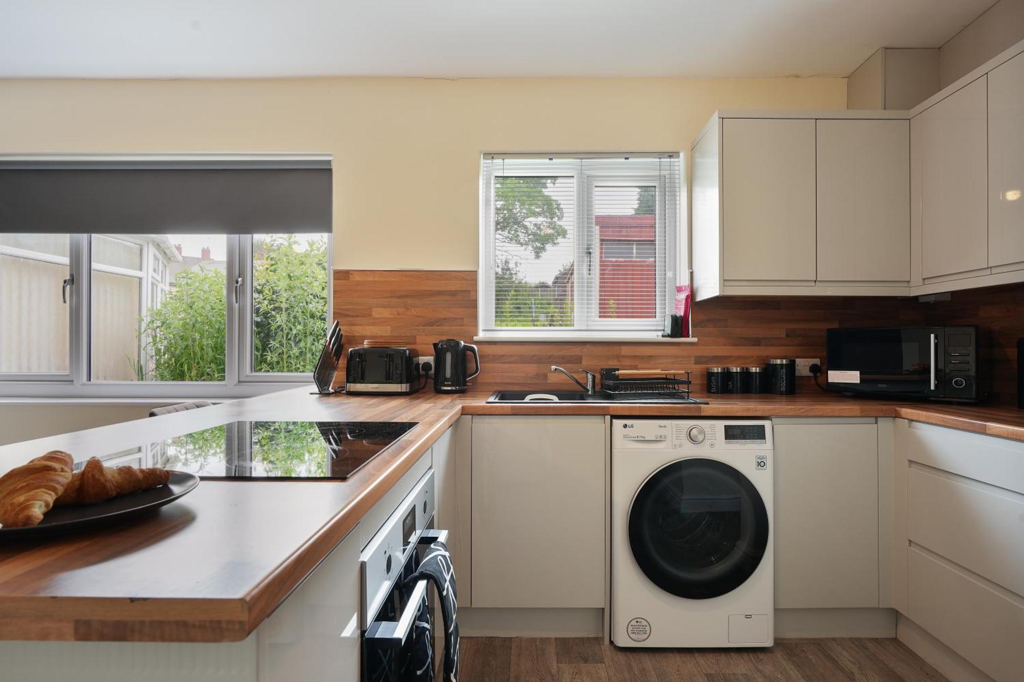 Guests Rated Exceptional 3 Bed House, Homely Comforts , Close To Amenities And Centre * Sheffield