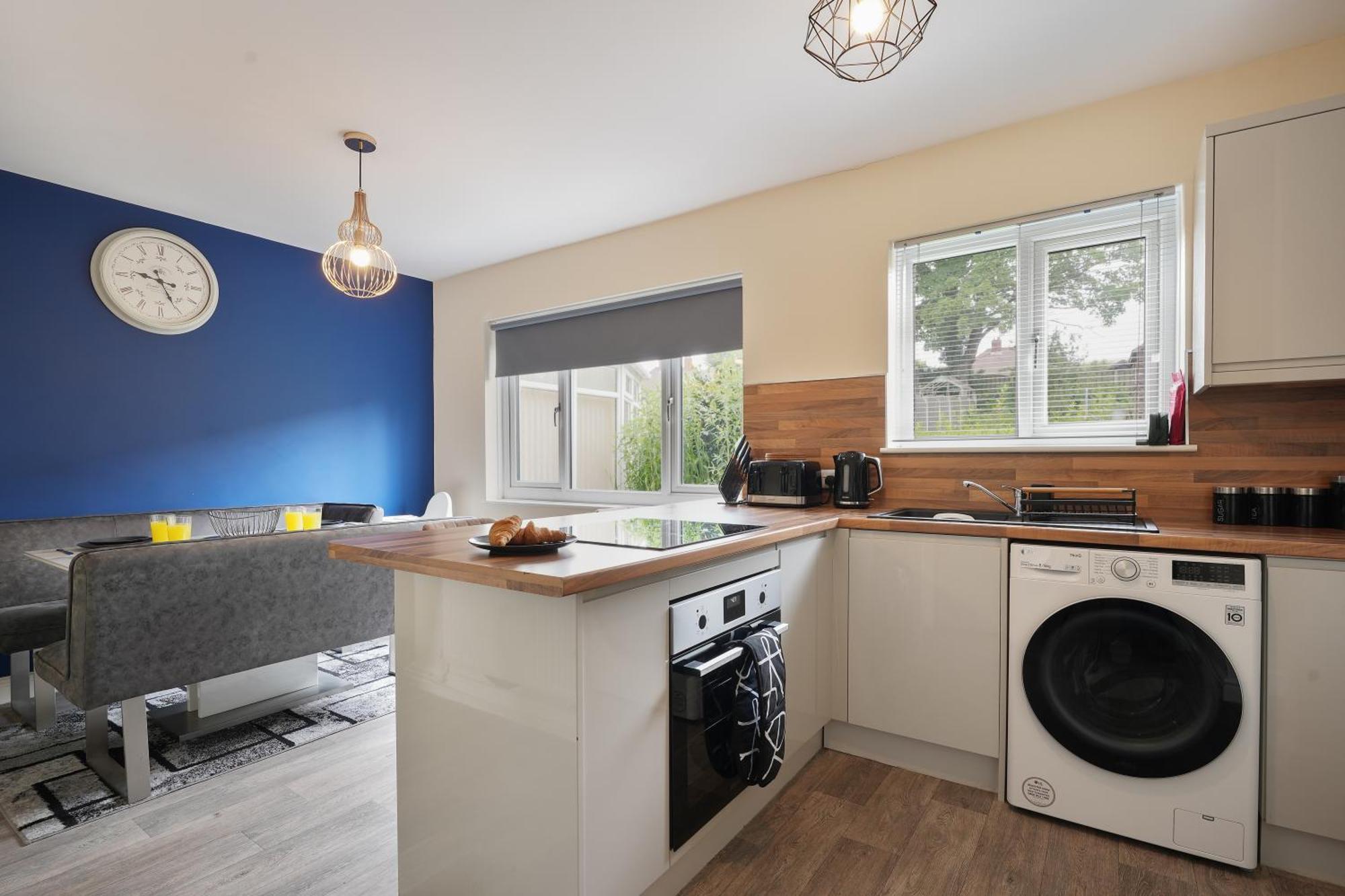 Guests Rated Exceptional 3 Bed House, Homely Comforts , Close To Amenities And Centre