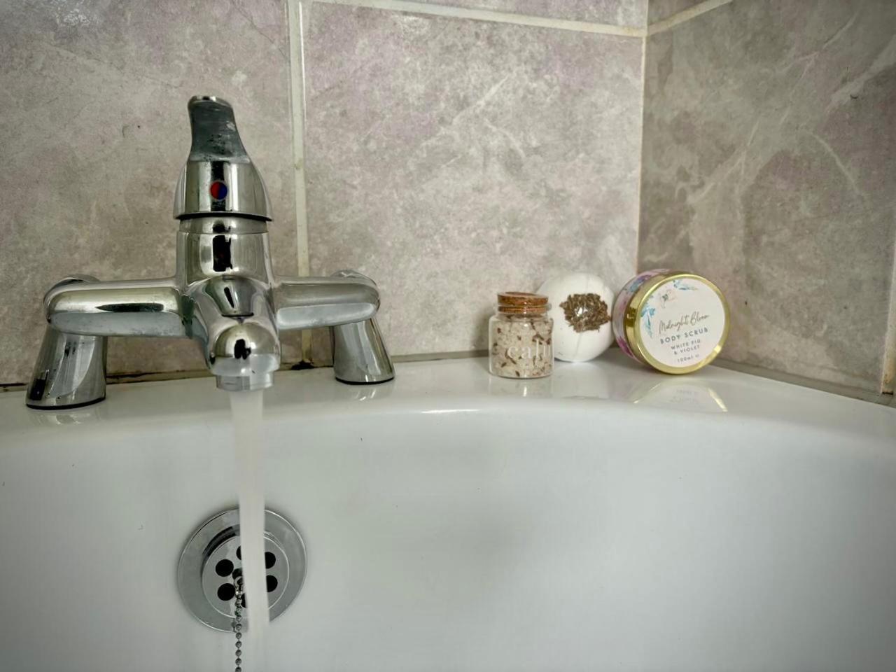 Holiday home 3-bed From Home, Sleeps 6, Great For Contractors, Close To Gulliver's Valley Theme Park, Free Parking, Hot Tub, Couple Retreat Sheffield