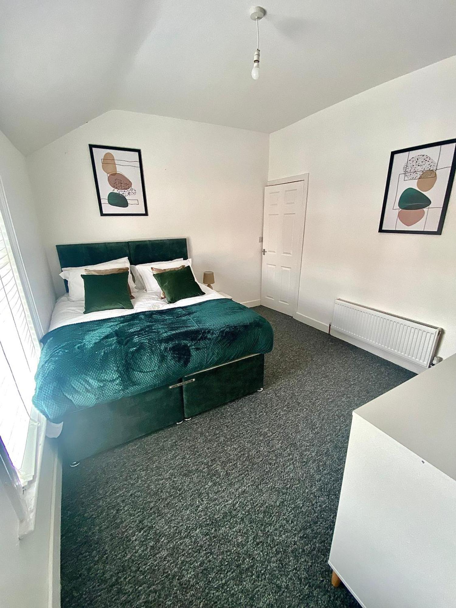 Holiday home 3-bed From Home, Sleeps 6, Great For Contractors, Close To Gulliver's Valley Theme Park, Free Parking, Hot Tub, Couple Retreat *
