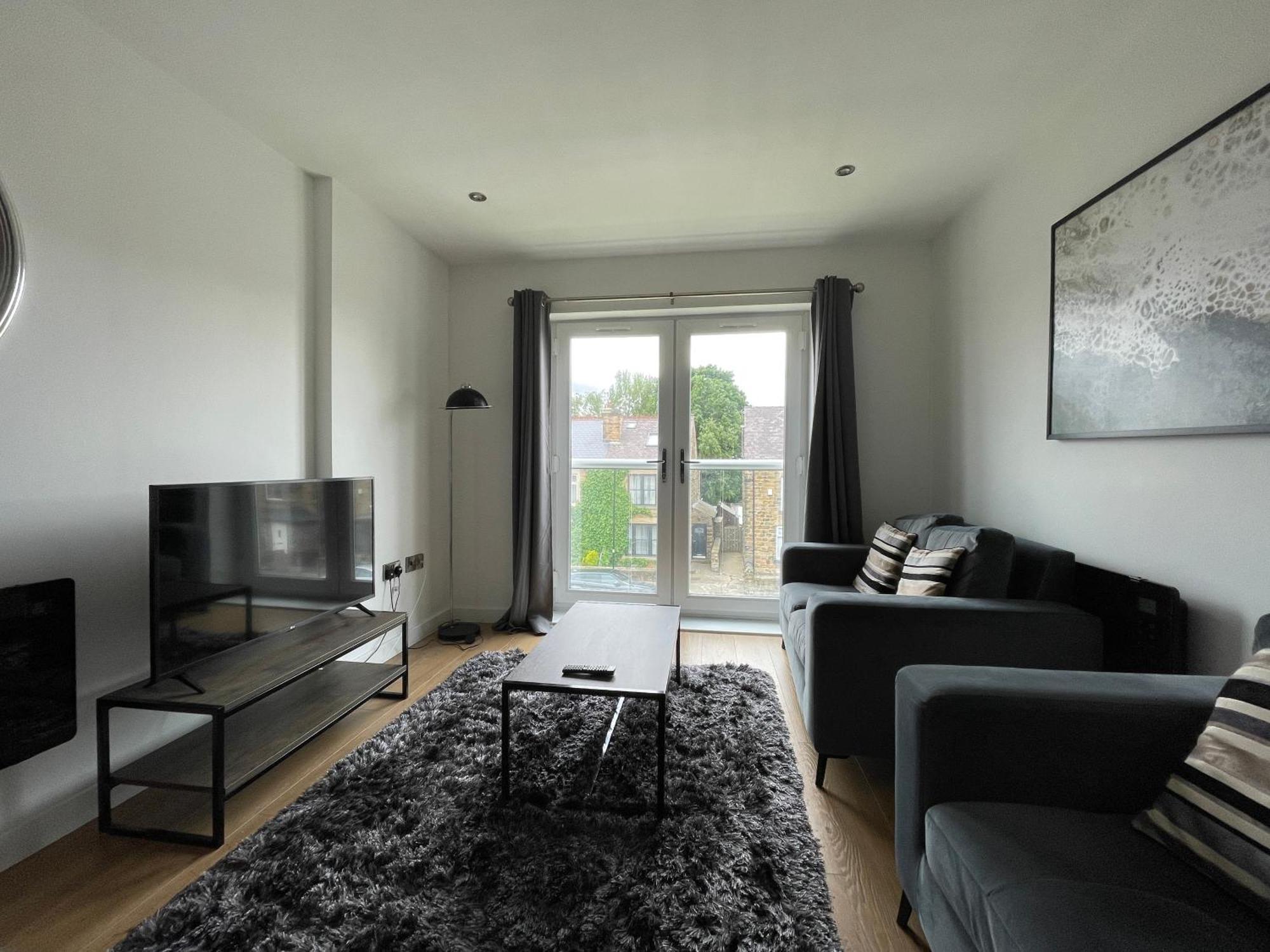Apartment Stylish And Modern 2br With Parking *