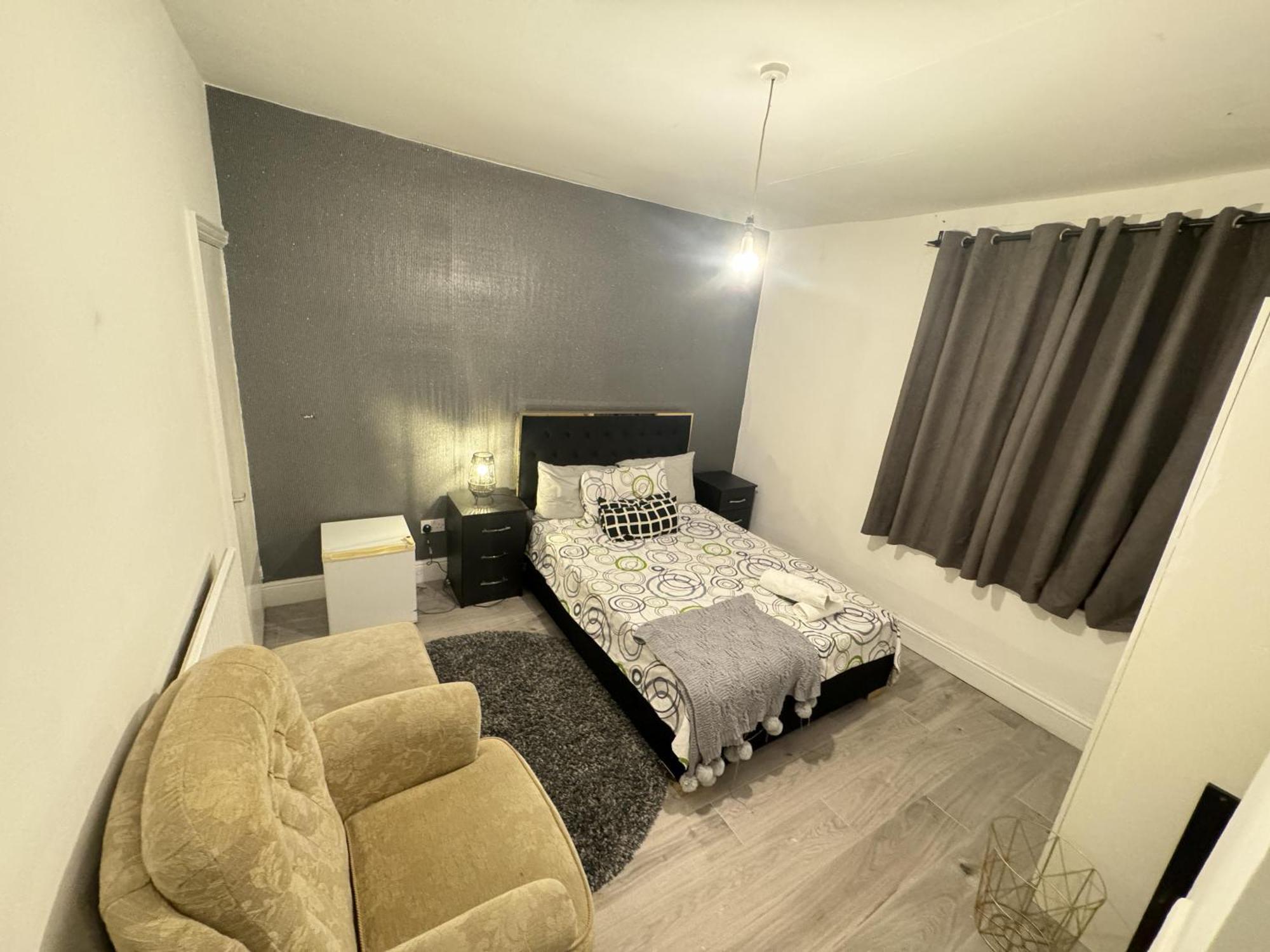 Holiday home - House - Sleeps 5 - Parking - Garden