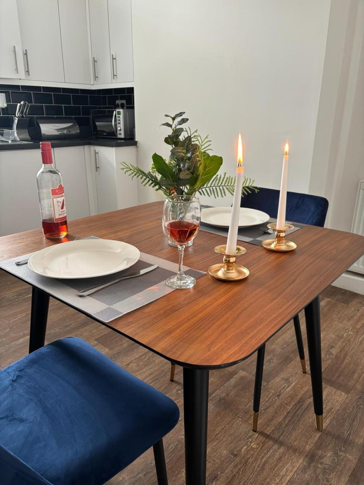 3-bed From Home, Sleeps 6, Great For Contractors, Close To Gulliver's Valley Theme Park, Free Parking, Hot Tub, Couple Retreat Sheffield