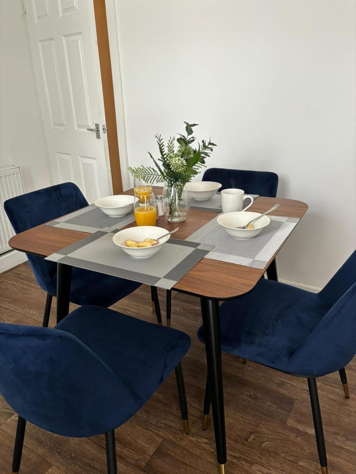 Holiday home 3-bed From Home, Sleeps 6, Great For Contractors, Close To Gulliver's Valley Theme Park, Free Parking, Hot Tub, Couple Retreat