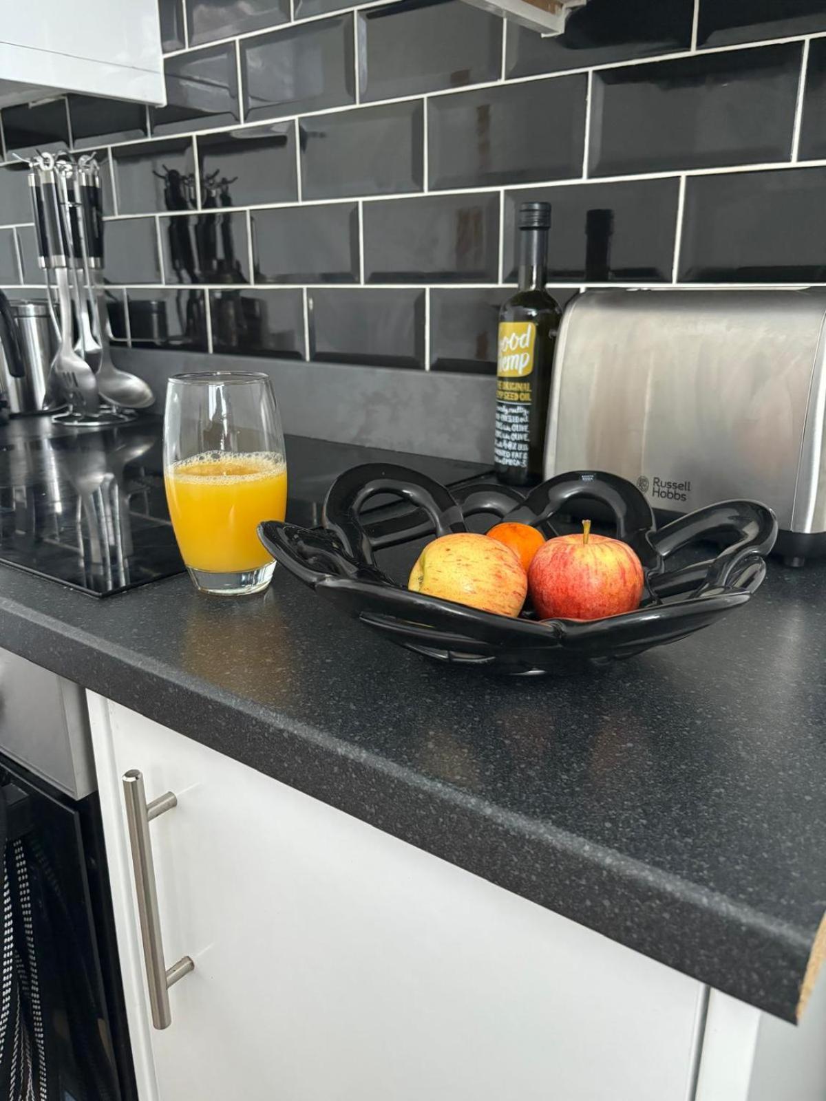 3-bed From Home, Sleeps 6, Great For Contractors, Close To Gulliver's Valley Theme Park, Free Parking, Hot Tub, Couple Retreat Sheffield