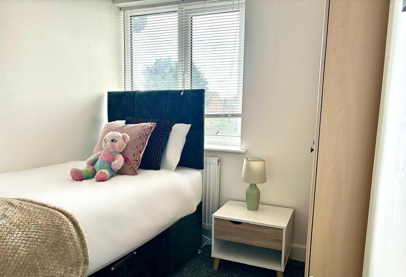 3-bed From Home, Sleeps 6, Great For Contractors, Close To Gulliver's Valley Theme Park, Free Parking, Hot Tub, Couple Retreat Holiday home