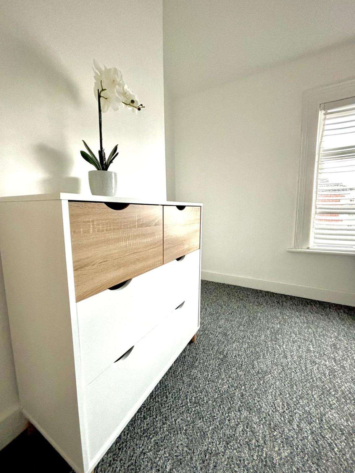 3-bed From Home, Sleeps 6, Great For Contractors, Close To Gulliver's Valley Theme Park, Free Parking, Hot Tub, Couple Retreat Holiday home Sheffield